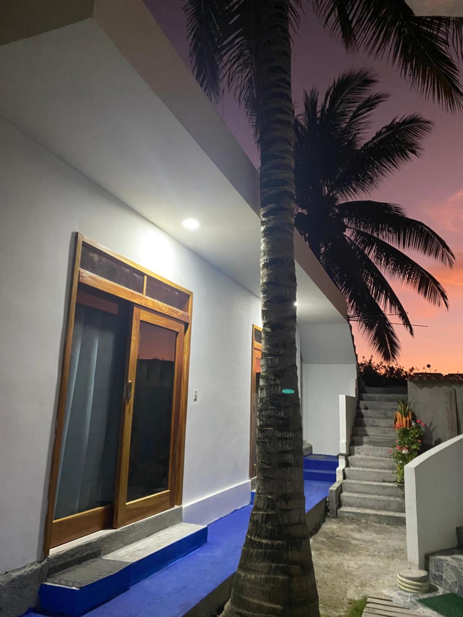 Penguin House Hotell Puerto Villamil Eksteriør bilde